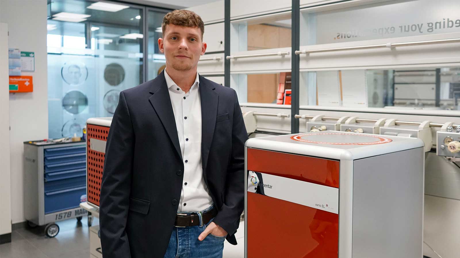Product Manager Moritz Kreinbihl with Elementar vario EL cube